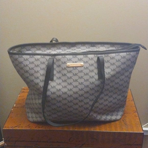 Large Authentic Micheal Kors travel carry on bag. - Picture 1 of 5